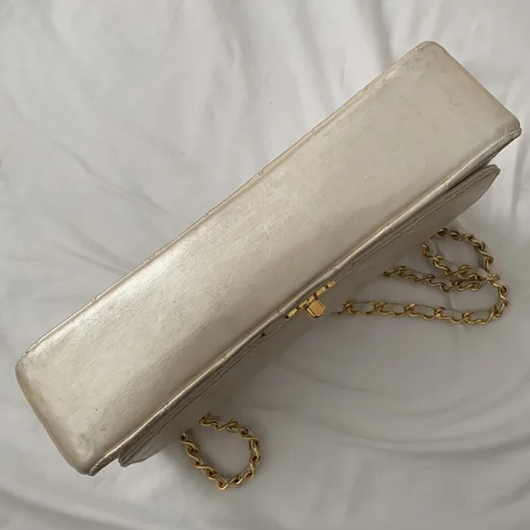 CHANEL classic flap Made In France iridescent pearl white leather gold hardware - Picture 4 of 16